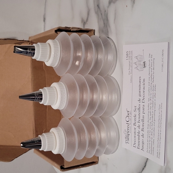 The pampered chef cake decorating bottle . - Picture 2 of 5